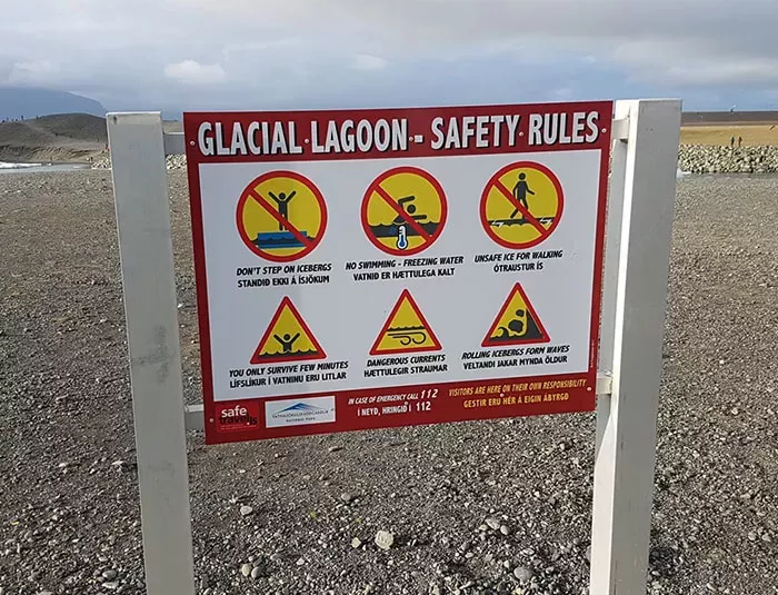 老奶奶为拍张照片坐上海边冰座 结果被漂走了