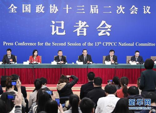 　3月6日，全国政协十三届二次会议新闻中心举行记者会，邀请全国政协委员刘世锦、南存辉、叶青、周鸿祎、周群飞谈优化营商环境、促进民营经济高质量发展。
