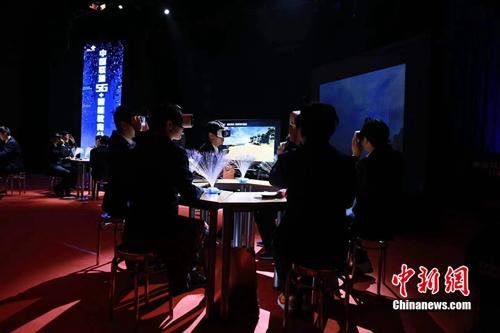 学生在体验5G。供图