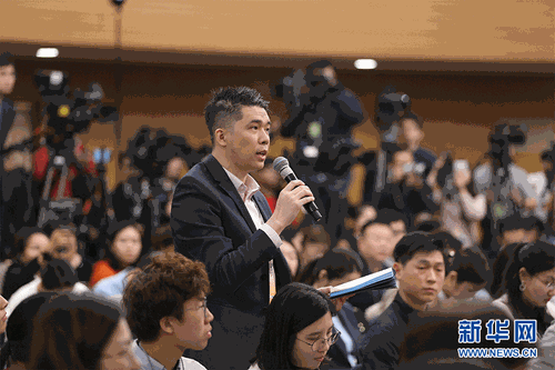 图为中国日报记者提问。新华网 中国政府网 刘厦 摄
