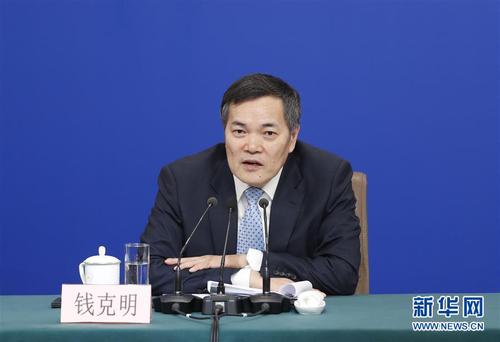 钱克明在回答记者提问。 新华社记者 沈伯韩 摄