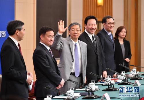 　　3月10日，十三届全国人大二次会议新闻中心举行记者会，邀请中国人民银行行长易纲，副行长陈雨露，副行长、国家外汇管理局局长潘功胜，副行长范一飞就“金融改革与发展”相关问题回答中外记者提问。 新华社记者 李然 摄4