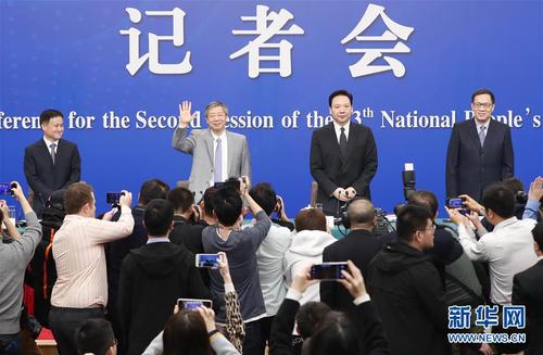 　　3月10日，十三届全国人大二次会议新闻中心举行记者会，邀请中国人民银行行长易纲，副行长陈雨露，副行长、国家外汇管理局局长潘功胜，副行长范一飞就“金融改革与发展”相关问题回答中外记者提问。 新华社记者 沈伯韩 摄