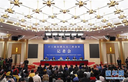 　　3月10日，十三届全国人大二次会议新闻中心举行记者会，邀请中国人民银行行长易纲，副行长陈雨露，副行长、国家外汇管理局局长潘功胜，副行长范一飞就“金融改革与发展”相关问题回答中外记者提问。 新华社记者 沈伯韩 摄1