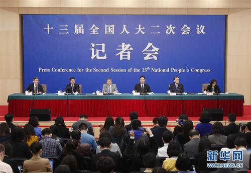 　　3月10日，十三届全国人大二次会议新闻中心举行记者会，邀请中国人民银行行长易纲，副行长陈雨露，副行长、国家外汇管理局局长潘功胜，副行长范一飞就“金融改革与发展”相关问题回答中外记者提问。 新华社记者 沈伯韩 摄2