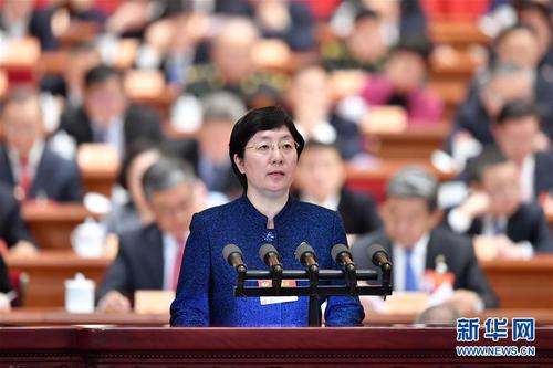 焦红委员代表农工党中央作大会发言。 新华社记者 殷博古 摄