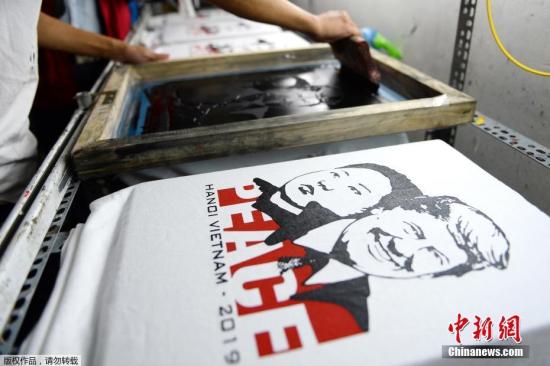 资料图：越南“金特会”期间，当地推出印有二位领导人头像的纪念衫。