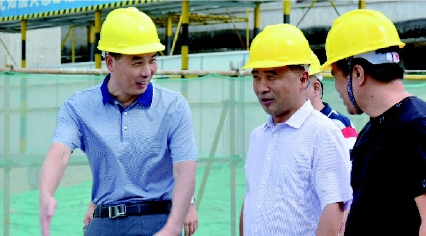 惠安县人民政府县长赖清正(中)亲临项目一线指导工作 惠安县人民政府县长赖清正(中)亲临项目一线指导工作