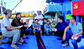 在船上宣讲党的十九大精神  曾招雄  摄 在船上宣讲党的十九大精神  曾招雄  摄