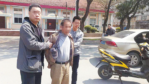 男子工作不顺打砸多个公交站台 涉寻衅滋事被刑拘