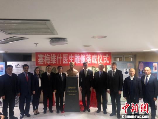 图为匈牙利塞梅维什医生雕像落成仪式现场。(史轶夫摄)