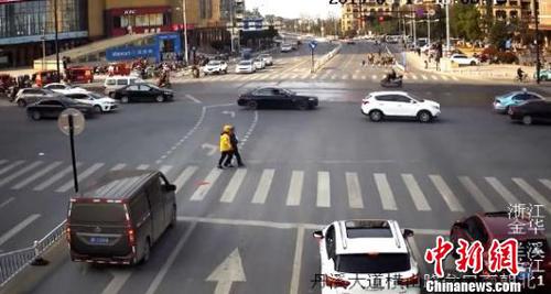 小伙送外卖路上护送盲人大伯获赞“最帅外卖小哥”