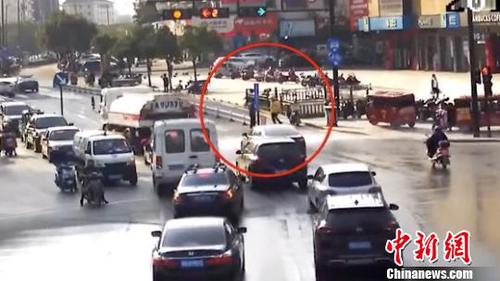 外卖小哥停下车，径直朝着大伯走了过去 兰溪提供