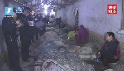 西安执法人员连夜查处被曝光的黑医疗废物加工点。