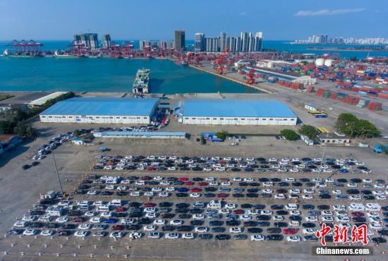 2月9日，春节长假临近尾声，来海南度假的自驾游车辆进入返程高峰。海南全岛天气晴朗，琼州海峡畅通，过海车辆有序提前预约，?？谌蟾劭谖闯鱿执罅砍龅撼盗局土粝窒?。图为航拍在?？谛阌⒏勐胪放哦拥却洗某盗?。 骆云飞 摄