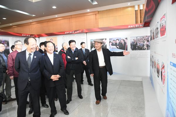 张宝川董事长向参会代表介绍人民政协报和人民政协网 张宝川董事长向参会代表介绍人民政协报和人民政协网