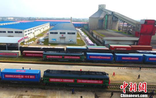 满载着41车天然有机矿物培养原料和先进农用品的返程中欧班列(白俄罗斯至南昌)，历经16天铁路运输，经由二连浩特入境抵达南昌(向塘)铁路口岸。　刘占昆 摄