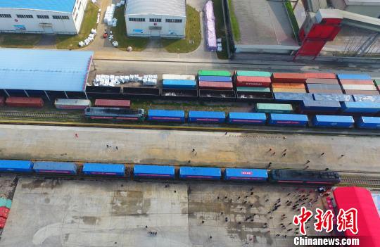 同时，迎面而来是满载着46车服装、衣帽、电器等货物的南昌至白俄罗斯中欧班列，它将由二连浩特出境，行驶16天到达白俄罗斯明斯克站?！×跽祭?摄
