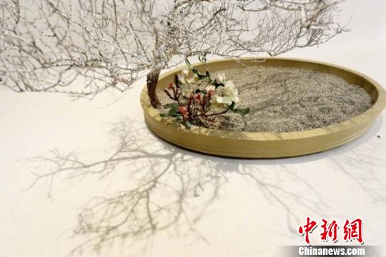 图为兰州花道艺人用甘肃河西一带的沙子及沙漠植物创作的“花道”作品?！「哒?摄