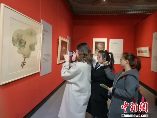 南北游客们驻足欣赏。　刘锡菊 摄