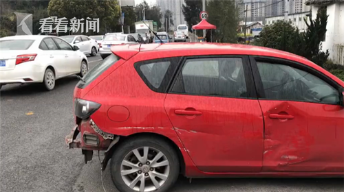 400万劳斯莱斯全责一撞损失20万 马自达：吓死了