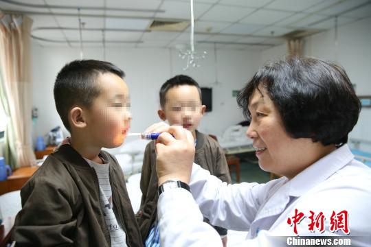 双胞胎每晚鼾声“二重奏”专家呼吁重视儿童睡眠