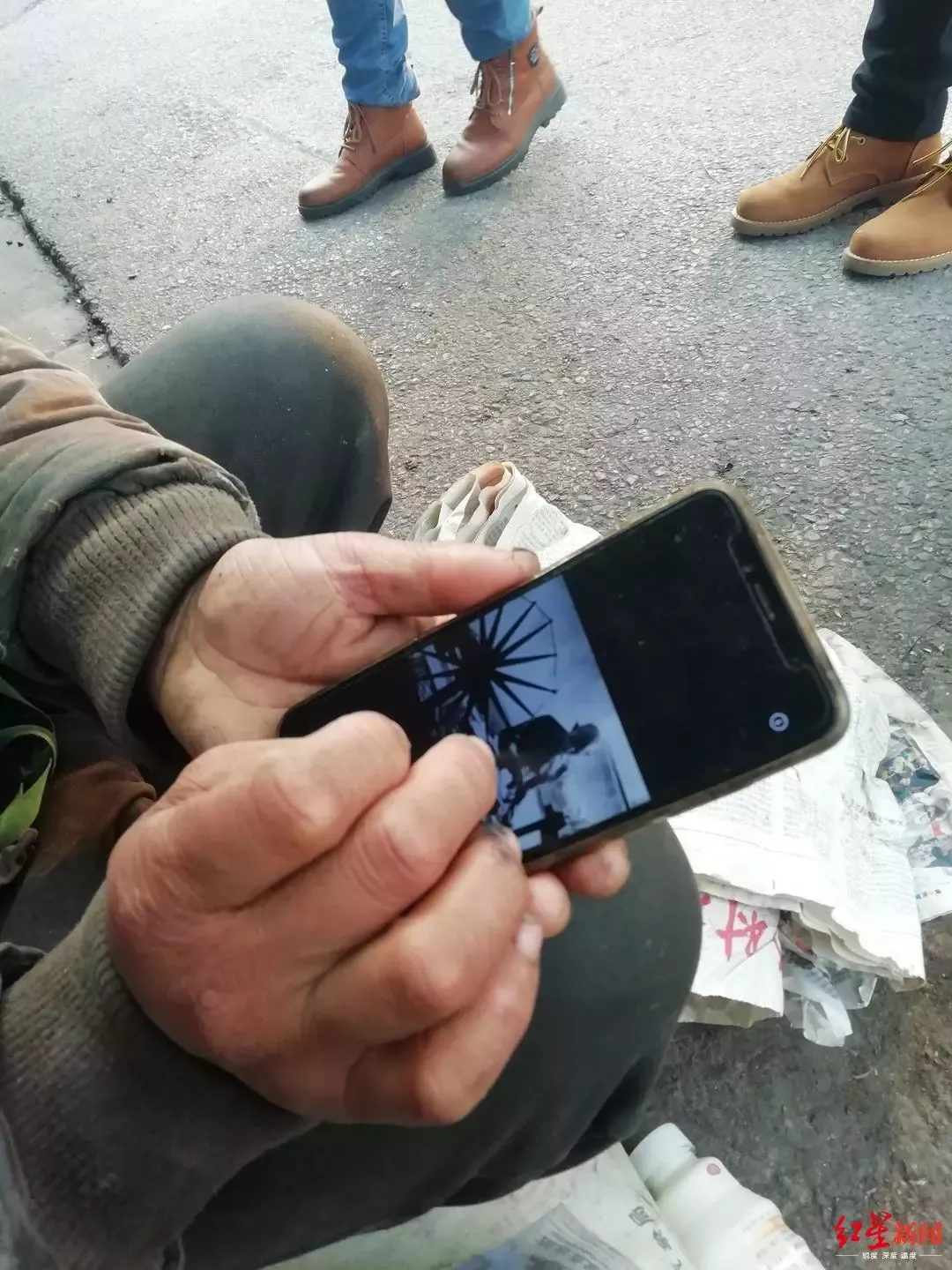 上海网红流浪汉系公务员 休病假26年工资照常领