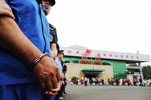 海南运霸团伙盘踞火车站 出租车拉客需交人头费