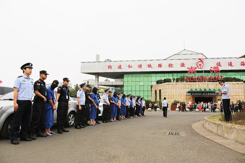 海南运霸团伙盘踞火车站 出租车拉客需交人头费