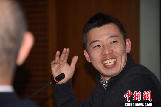 菊地大树在讲座上与听众互动交流?！∷镒苑?摄