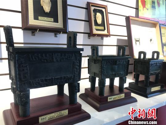 如今各种后母戊鼎文创产品已成安阳礼物走向市场?！『略?摄