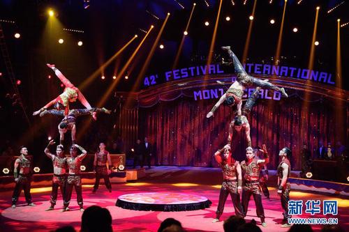 这是2018年1月20日，中国上海杂技团在摩纳哥蒙特卡洛马戏节上表演。 新华社记者 陈益宸 摄