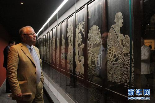 这是2017年7月13日，观众在摩纳哥蒙特卡洛举行的故宫文物展上参观。 新华社记者 张曼 摄