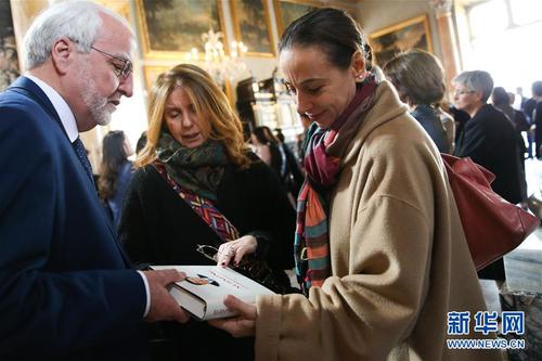 3月20日，在意大利首都罗马，嘉宾在《习近平谈治国理政》中意读者会上观看《习近平谈治国理政》。 新华社记者 郑焕松 摄