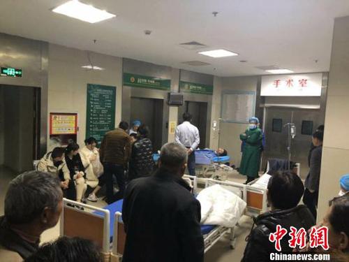 直击盐城爆炸事故救援深夜献血的民众仍排着长队