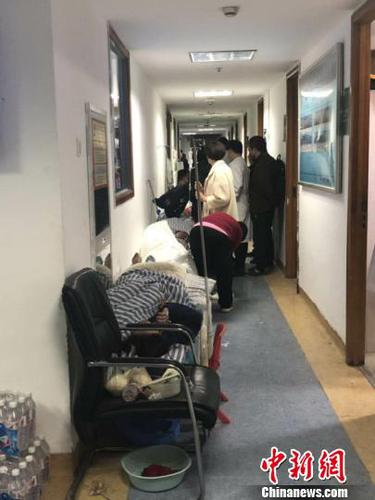 伤者排到了医院的走廊上?！」然?摄