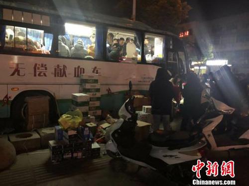 深夜，仍有大批民众排着长队献血?！」然?摄