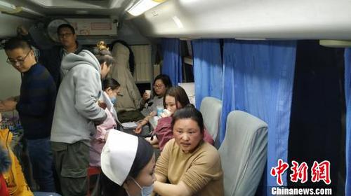 采血车里人满为患?！」然?摄