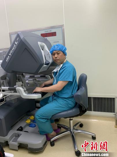 图为本次主刀的西南医院血管外科主任郝迎学术后与机器人合影。西南医院供图