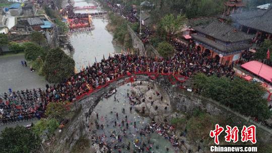 “春社日”逾17万游客聚四川安州踩桥祈福