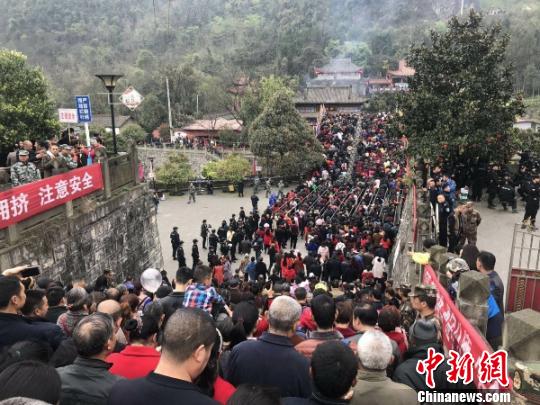 踩桥会现场。　杨勇 摄