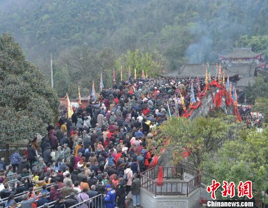 现场有安保人员组成的隔墙和护墙。　杨勇 摄