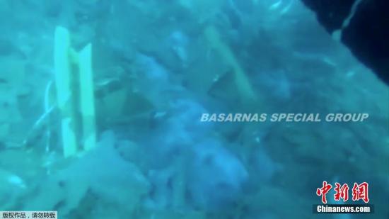 资料图：2018年11月4日讯，印尼狮航客机失事海域的客机残骸。(视频截图)