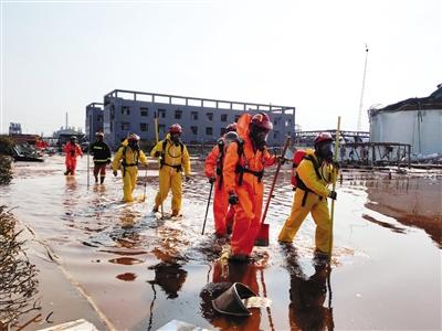 消防人员在现场救援