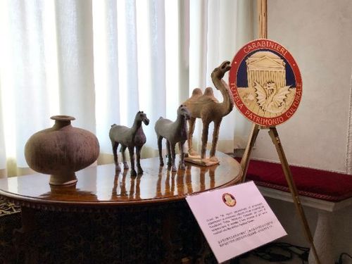 图为部分返还文物。新华社记者姚大伟摄