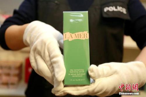 2月27日，大连海关对外披露，大连海关近日联合青岛海关共同开展打击中韩航线水客走私“DJ1902”专项行动，成功打掉4个水客走私团伙，抓获涉案犯罪嫌疑人18名，现场查扣化妆品20000余件，初估案值约800万元人民币。经初步查明，涉案的4个走私团伙长期在中国和韩国之间通过“代购”的方式走私韩国化妆品、高级手表、品牌名包等。图为海关缉私部门26日清点走私化妆品。<a target='_blank' href='http://www.chinanews.com/'>中新社</a>发 王欣祥 摄
