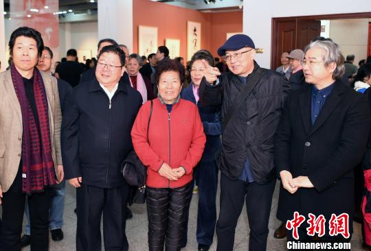 全国政协委员、海协会副会长、国台办原副主任孙亚夫，中国文联副主席、中国美术家协会副主席、中国美术学院院长许江，福建省文联书记处书记、副主席，福建省美术家协会主席王来文，丁仃先生夫人庄稀等来宾共同观展?！〖钦吡蹩筛?摄