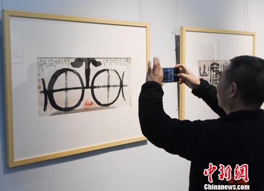 “思入风云笔翻江海——丁仃书画艺术回顾展”在福州的福建省画院开幕吸睛。　记者刘可耕 摄