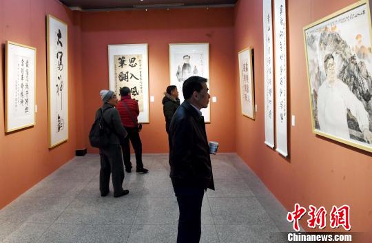 “思入风云笔翻江海——丁仃书画艺术回顾展”在福州的福建省画院开幕，吸引观众的眼球。　记者刘可耕 摄