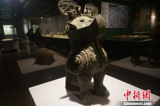 图为河南安阳妇好墓出土的妇好鴞尊。(资料图) 韩章云 摄